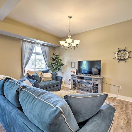 Grand Haven Condo - Walk To Nearby Hot Spots! Exterior photo