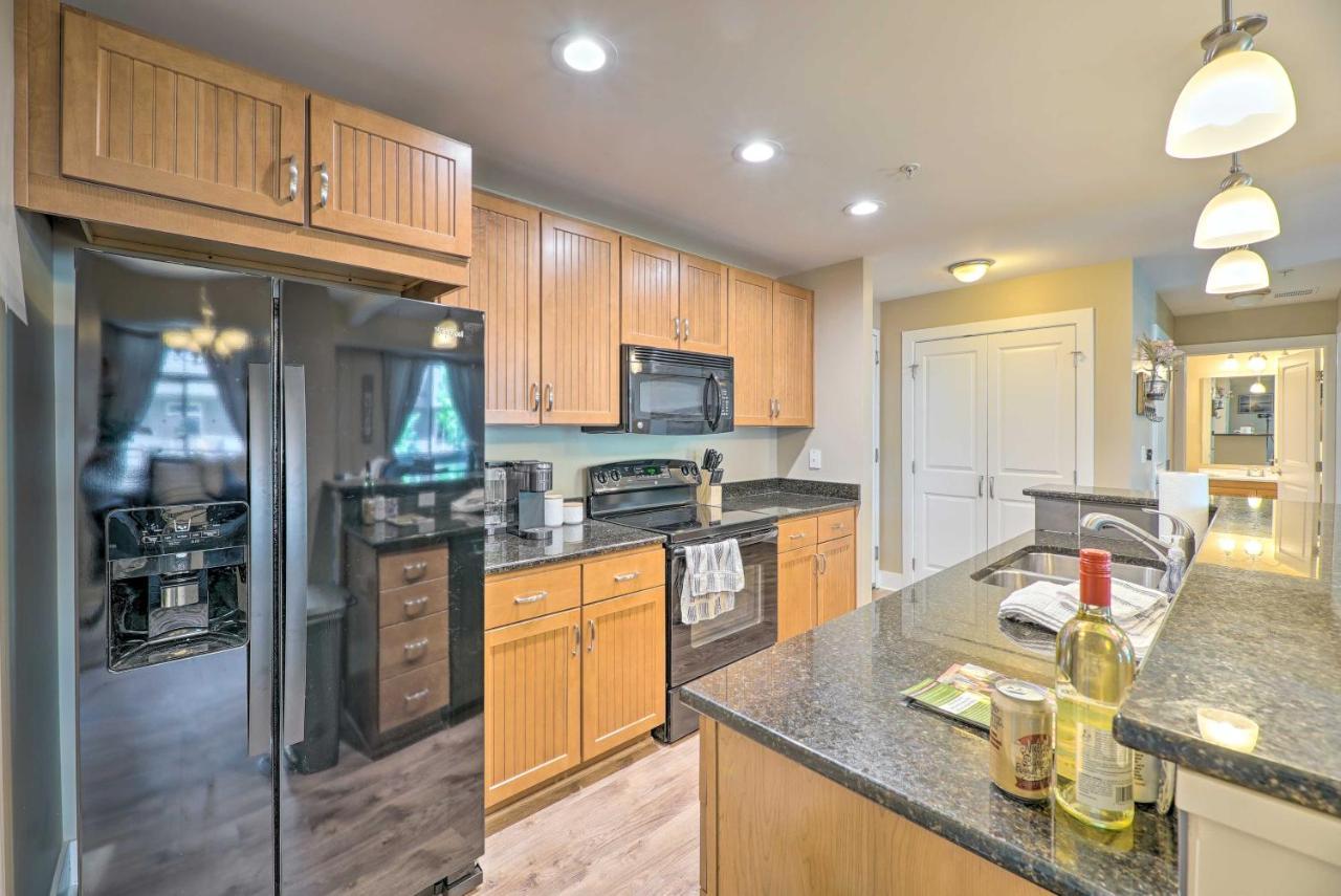 Grand Haven Condo - Walk To Nearby Hot Spots! Exterior photo