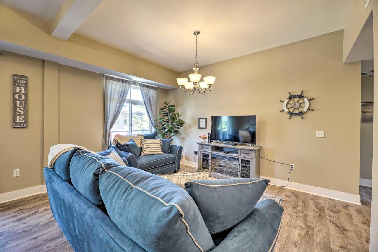 Grand Haven Condo - Walk To Nearby Hot Spots! Exterior photo