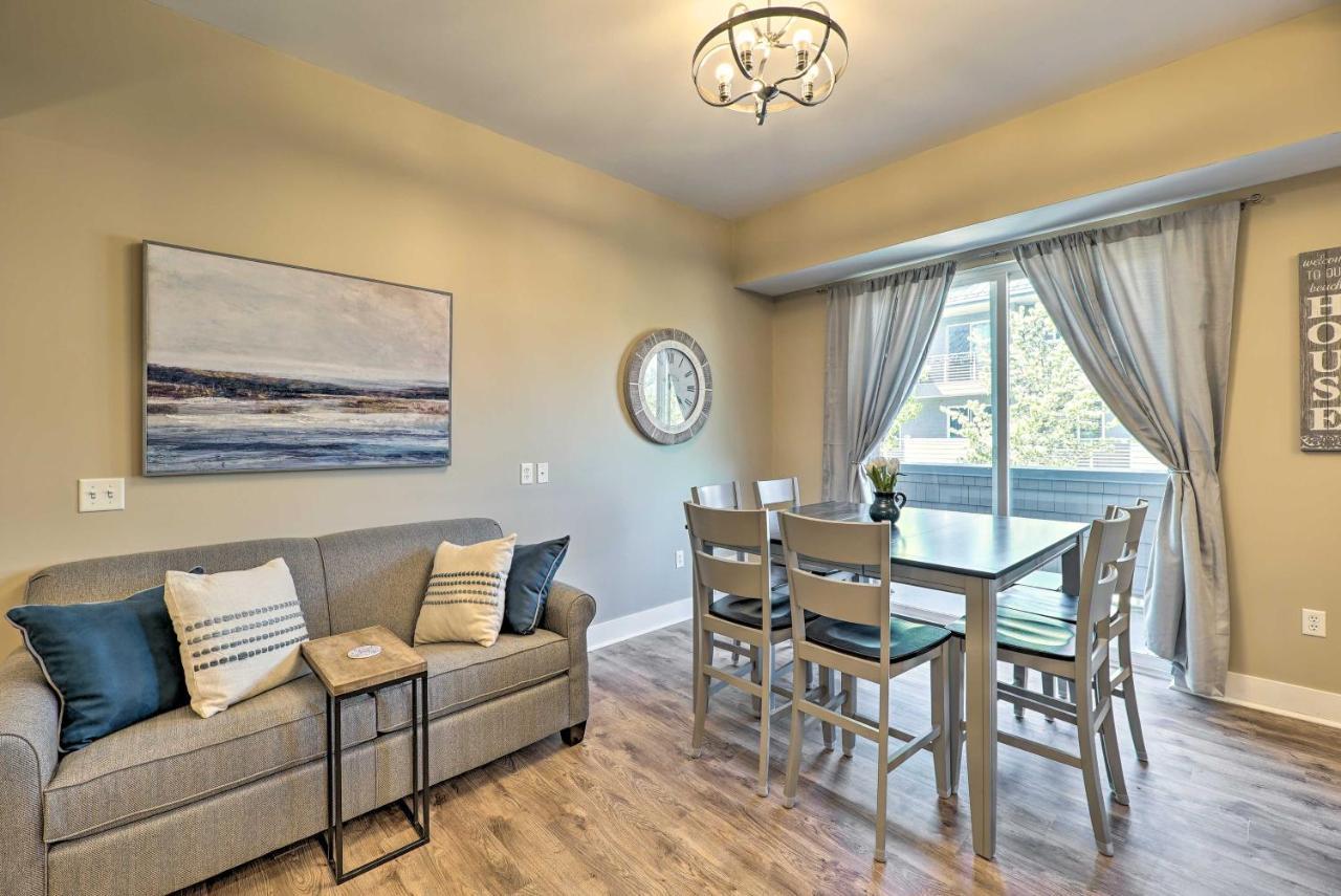 Grand Haven Condo - Walk To Nearby Hot Spots! Exterior photo
