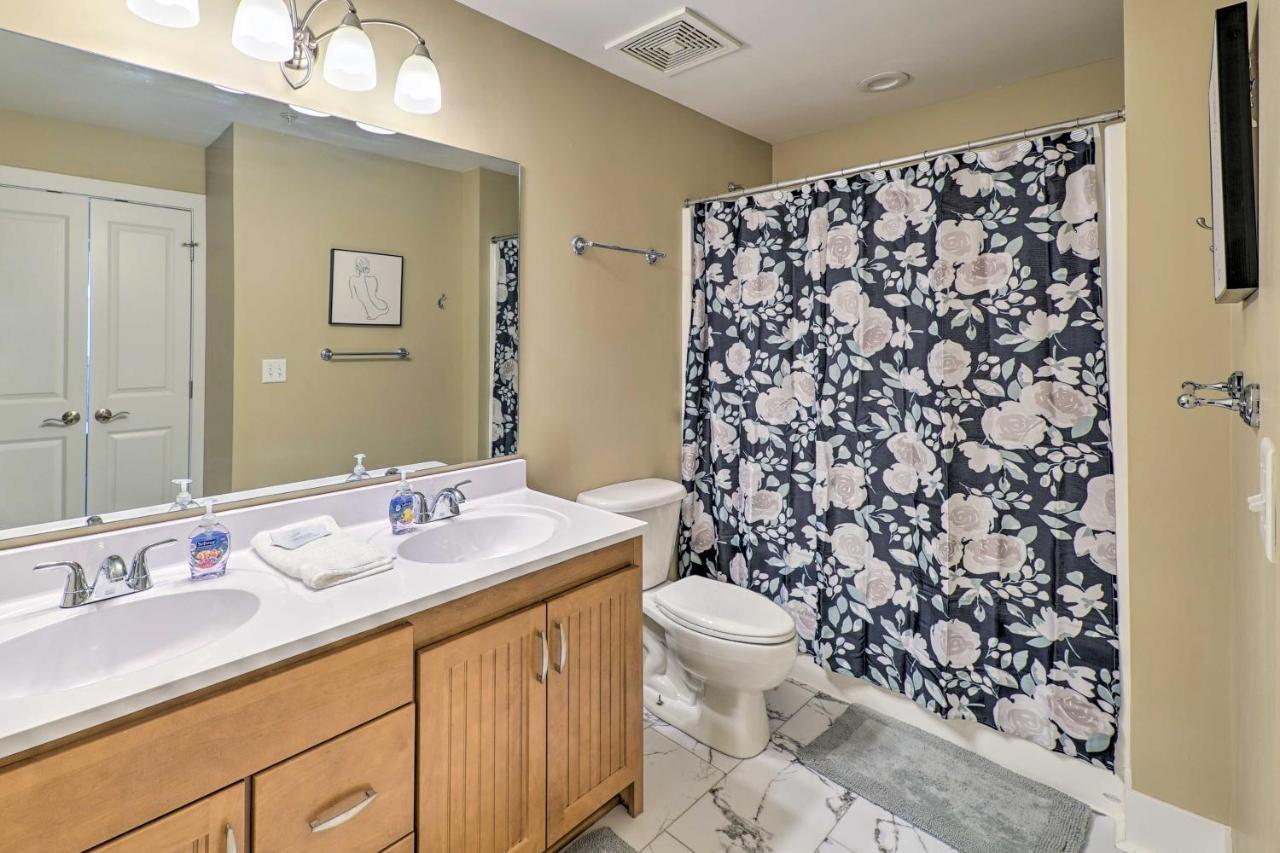 Grand Haven Condo - Walk To Nearby Hot Spots! Exterior photo