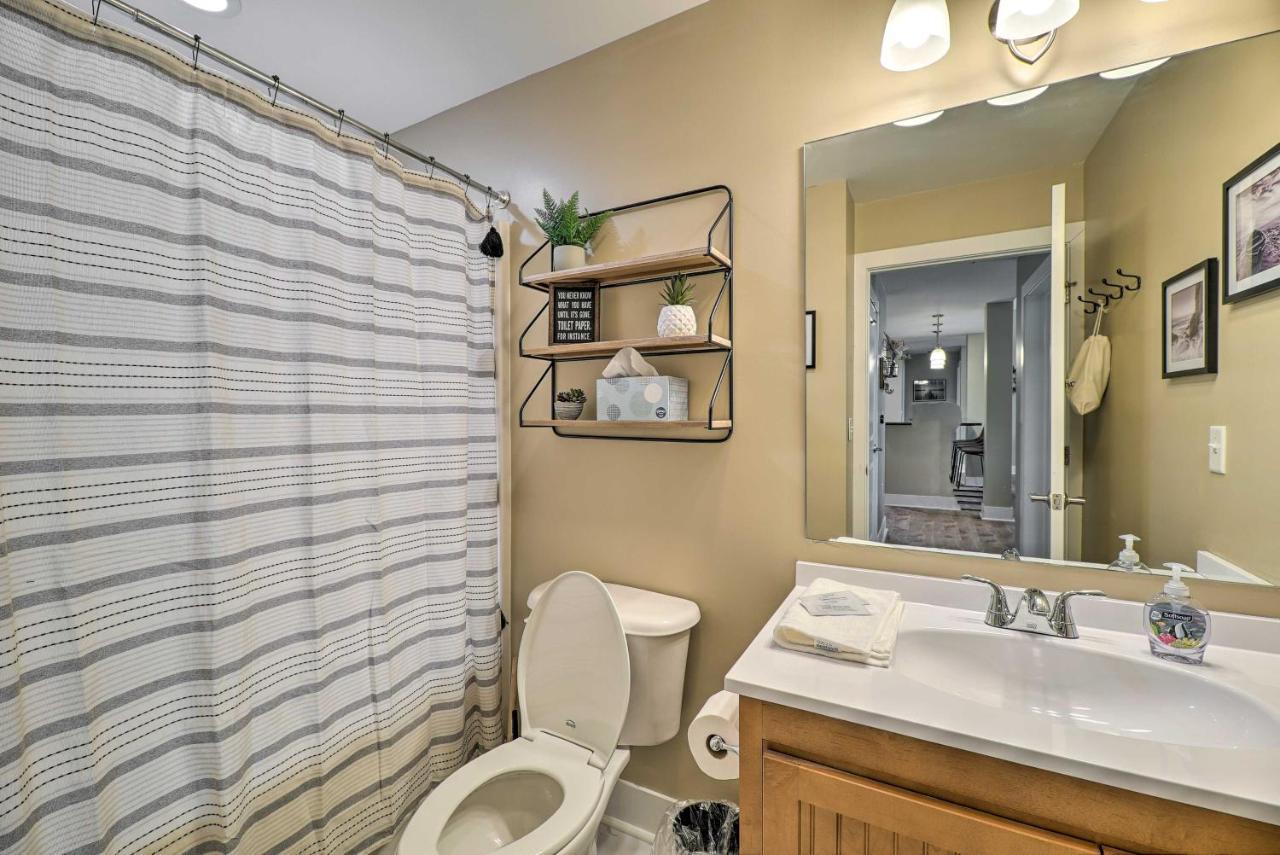 Grand Haven Condo - Walk To Nearby Hot Spots! Exterior photo