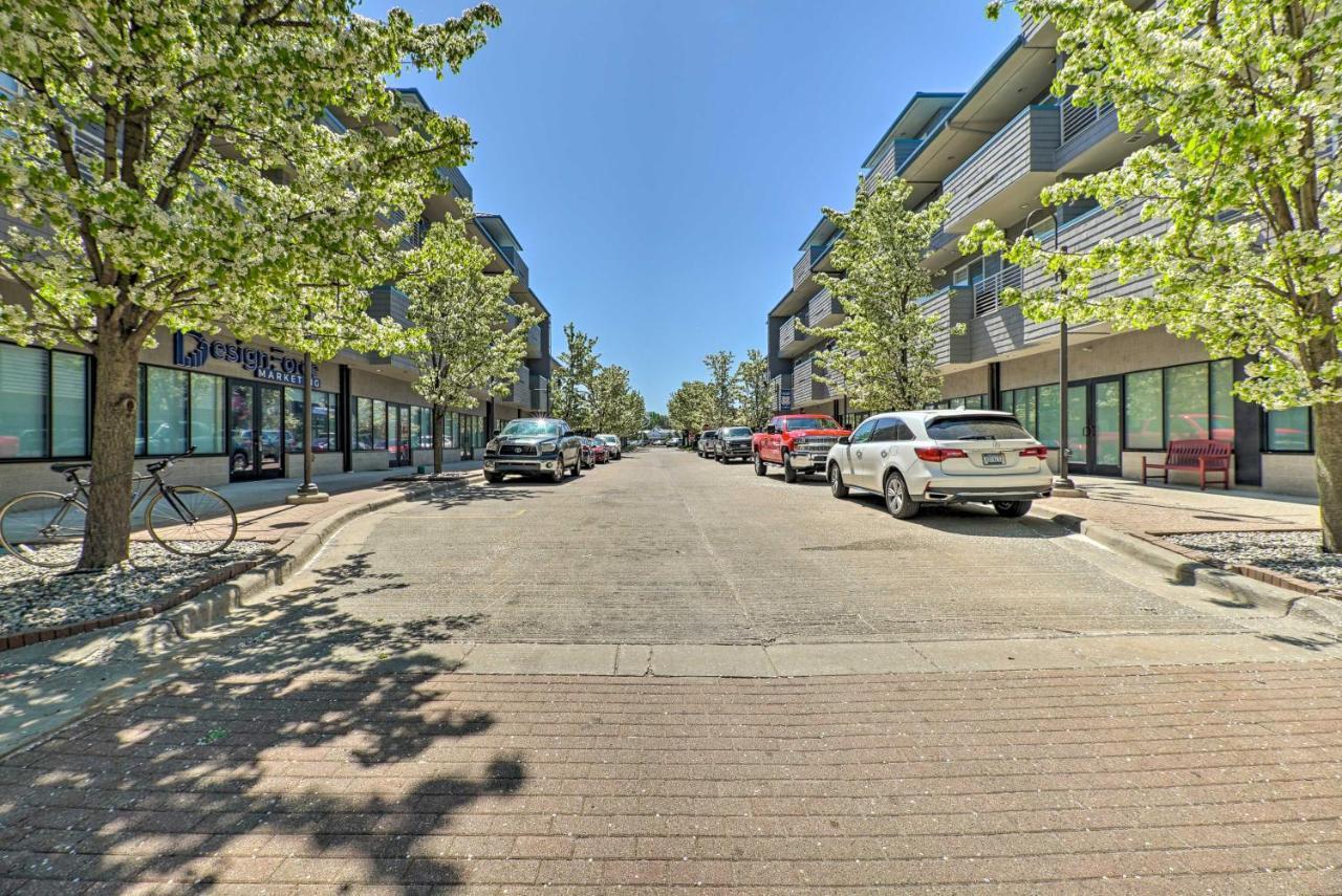 Grand Haven Condo - Walk To Nearby Hot Spots! Exterior photo