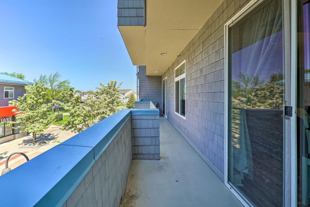 Grand Haven Condo - Walk To Nearby Hot Spots! Exterior photo